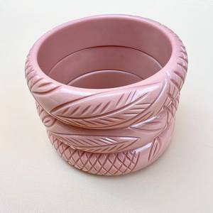 กำไลเรซิ่นสีชมพูหวานแกะสลักพร้อมดีไซน์รูปใบไม้ทำด้วยมือสร้อยข้อมือแฟชั่นทำมือสำหรับเครื่องประดับสตรีและคอลเลกชันของขวัญ - Product Image 4