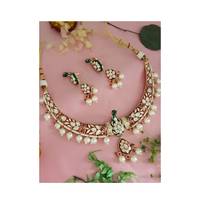 Dernières boucles d'oreilles exclusives de créateur mode indienne traditionnelle Kundan collier court plaqué or pour les occasions de mariage