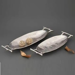 Bandeja de aluminio clásica en tonos plateados y dorados para organizador de exhibición de centro de sala de estar o pieza de consola decorativa - Product Image 5