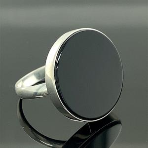 Bague en pierres précieuses Onyx noir pour femmes, faite à la main, monture classique pour fiançailles, anniversaire, mariage, tenue quotidienne, bijoux fins - Product Image 1