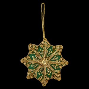 Décoration suspendue Green Star Zari avec broderie dorée et travail de pierres |   Ornement en tissu perlé pour la maison, les festivals, les mariages et Noël - Product Image 2