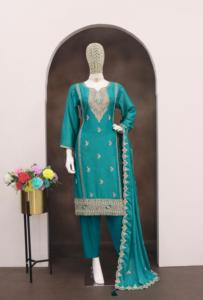 Traje Salwar de diseñador listo para usar, hecho de tela Chinon pesada con codificación de secuencia bordada, Zarkhan Work Perfect Party Wear - Product Image 4