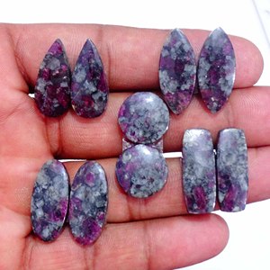 Cabochon en quartz eudialyte de qualité supérieure, pierre précieuse en vrac pour la fabrication de bijoux (pendentifs, bagues, boucles d'oreilles) – Disponible à la vente - Product Image 6