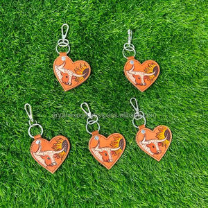 Porte-clés en cuir sculpté à la main porte-clés tournesol en forme de coeur accessoires en cuir couleur porte-clés mignons pour unisexe - Product Image 2