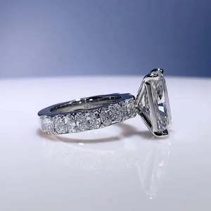 Bague de fiançailles pour femme en diamant de laboratoire radiant certifié IGI de 6,00 carats avec côtés allongés en forme de coussin - Product Image 6