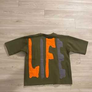 เสื้อยืดผ้าฝ้ายซักกรดสำหรับผู้ชายผ้าพิมพ์ลายดาวขนาดใหญ่ปักโลโก้ได้ตามต้องการ - Product Image 2