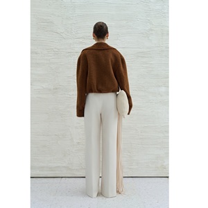 Chaqueta de Alta Costura para Mujer, Diseño Original (ODM), Chaqueta Corta AMARA de Alpaca, Chaqueta Oversize de Piel de Camello de Lujo con un Solo Botón en Blanco - Product Image 3