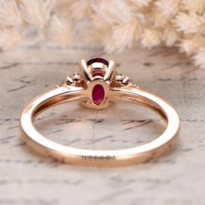 Bague en or rose massif 14K rubis et grappe de Moisaanite avec centre 4*6mm taille ovale rubis de laboratoire fabriqué à la main en Inde - Product Image 5