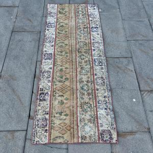 Alfombra turca vintage de 2x5.2 pies (61x158 cm), alfombra de lana con motivos de plantas y árboles azules - Product Image 1