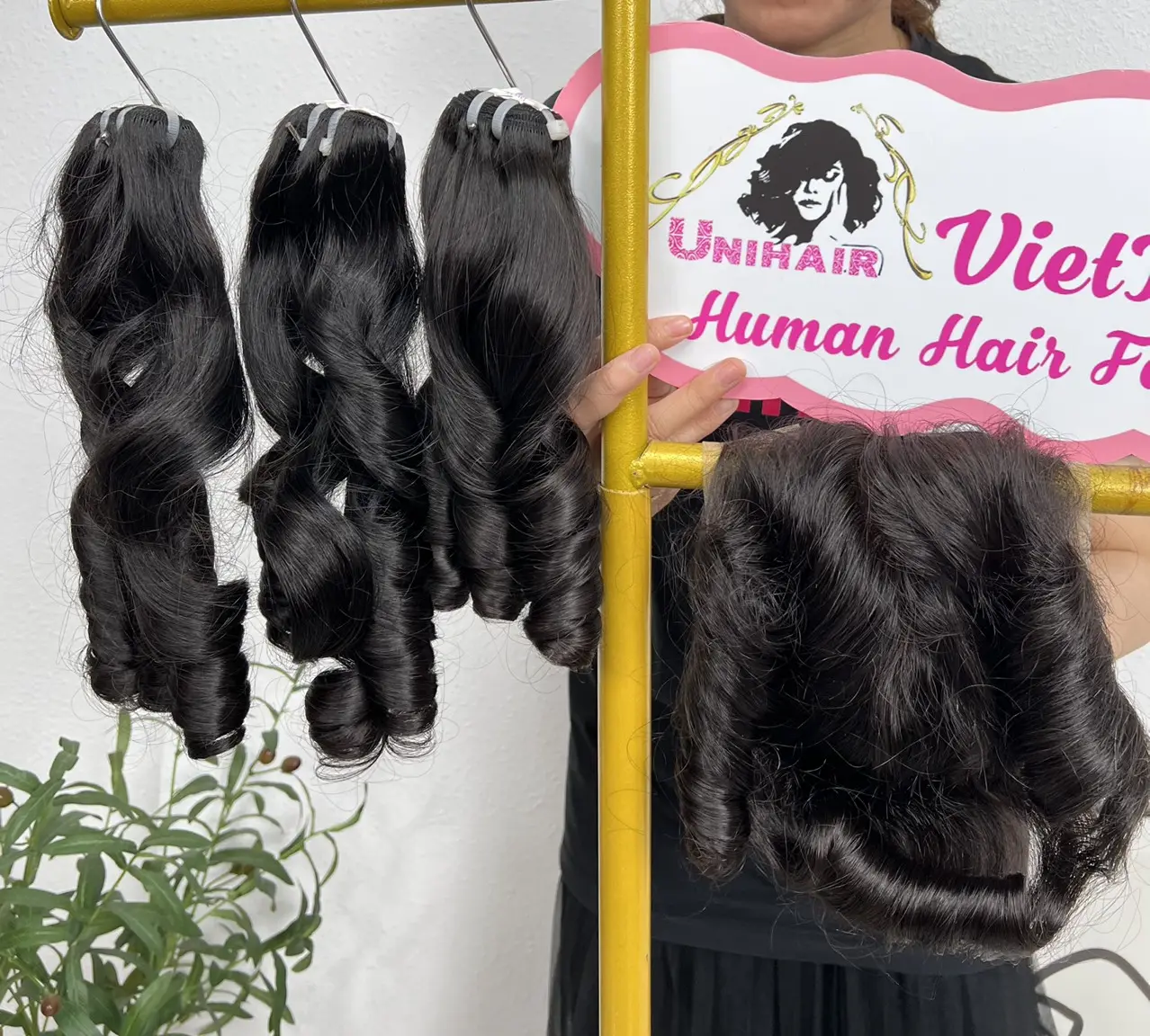 I migliori fasci di capelli tessono il venditore di capelli umani capelli ricci rimbalzanti doppi disegnati realizzati In Vietnam
