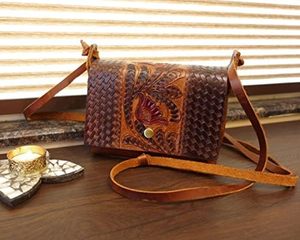 Cuerpo marrón con correa tostada, estampado Floral y tejido de cesta a mano, bolsos de cuero de vaca de grano completo genuino para mujer - Product Image 4