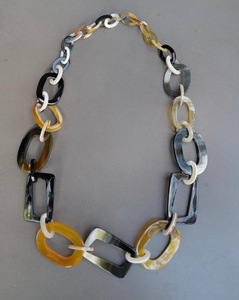 Collar de Lujo Hecho a Mano con Cuerno de Búfalo, Joyería Natural y Sostenible para Mujer, Alta Calidad - Product Image 5