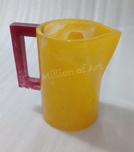 Pichet à eau en résine fait à la main moderne et écologique de luxe avec motifs de tourbillon d'eau jaune Verres de qualité supérieure pour un usage domestique - Product Image 1