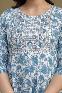 สง่างามและเหนือกาลเวลา ชุดอนาร์กาลีลายดอกไม้สีน้ำเงินนี้ ผสมผสานความงดงามแบบดั้งเดิมและความสง่างามในชีวิตประจำวันได้อย่างลงตัว นุ่มสบายและระบายอากาศได้ดี - Product Image 6