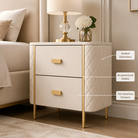 Modern luxe crèmekleurig gestoffeerd nachtkastje met 2 laden, quilted design en gouden afwerking voor villa, hotel of slaapkamer