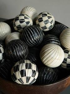 Boule décorative en résine sur mesure avec incrustation, motif traditionnel noir et blanc pour la décoration intérieure - Product Image 5
