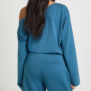 Conjunto deportivo para mujer con diseño elegante de hombros descubiertos y detalle de cintura fruncida / Pantalones de pierna recta relajados para un ajuste cómodo y sin esfuerzo - Product Image 5