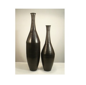 Vase de sol en fer gris lisse - Accent décoratif moderne pour la maison et le jardin - Product Image 3