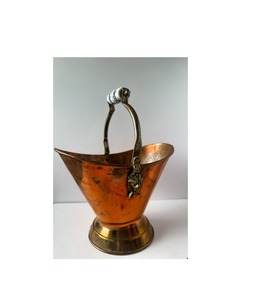 Cubo de carbón de cobre tradicional con borde ancho y labio curvo adecuado para su uso como accesorio de chimenea o decoración rústica del hogar - Product Image 3