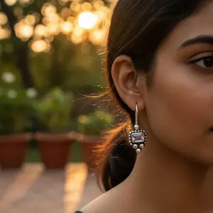 Pendientes de Plata 925 con Baño de Oro, Diseño Colgante con Amatista y Perla, para Bodas, Ocasiones Cristianas, Regalo para Mujer - Product Image 1