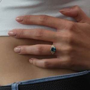 Bague de fiançailles et de mariage classique pour femme en argent sterling 925 plaqué or avec topaze bleue de Londres taille ovale - Product Image 6