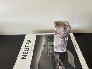 حامل شموع عمود رخامي برفيري عتيق إيطالي ، ديكور رخامي أنيق ، تصميم أنيق وصفي - Product Image 3