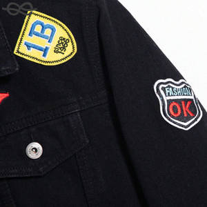 Veste en jean à détails patchés pour hommes Veste noire en coton foncé avec fermeture à boutons de style rappeur et poches plaquées - Product Image 3