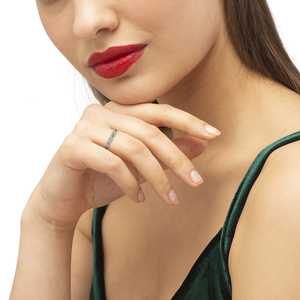 Anillo Apilable Vintage de Oro Blanco de 14K con Diamantes y Peridoto de 0.15ct - Elegantes Anillos de Diamantes Vintage - Product Image 4