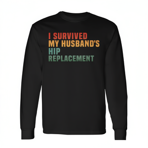 Maglietta a maniche lunghe con grafica 'Sono sopravvissuto alla sostituzione dell'anca di mio marito' - Maglietta promozionale di supporto per la chirurgia dell'anca - Product Image 2
