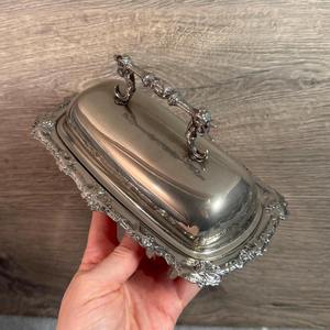 Plat de service rectangulaire élégant en argent avec couvercle pour hôtel, restaurant et mise en place de table sur le thème royal en provenance d'Inde - Product Image 1