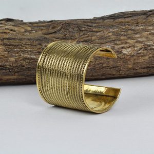 Bracelet manchette en laiton large fait à la main bijoux artisanaux vintage pour la fête pour les acheteurs en gros ou boucles d'oreilles - Product Image 2