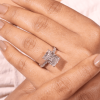Anillo de Diamante Cultivado en Laboratorio con Corte Radiante de 5 Quilates, Oro Blanco de 14K/18K, Banda Eternity de 4 Puntas con Pavé, Certificado IGI, Color E, VVS2, Lujoso