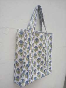 Sac fourre-tout d'hiver matelassé imprimé à la main en Inde, motif floral multicolore, deux bretelles, doublure, vente en gros - Product Image 3