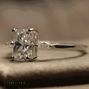 Bague de fiançailles de style 3 pierres avec diamants taille radiante et marquise pour femme - Product Image 4