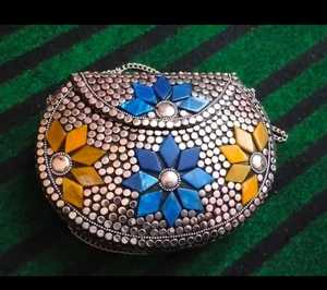 Pochette en mosaïque ethnique pour les événements culturels et les célébrations Pochette de fête en mosaïque argentée avec incrustation élégante de coquillages - Product Image 5