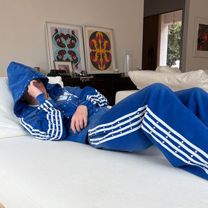 Conjunto de Sudadera con Capucha y Pantalones de Chándal Estilo Streetwear con Parches, Lavado Ácido, Remaches y Cremallera, Fabricado a Medida - Product Image 3