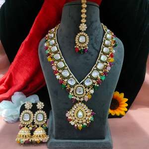 Ensemble de colliers longs Kundan Uncut Royal Look radieux Maang Tikka Kundans motif captivant arrangé offrant un brillant à la mode - Product Image 3