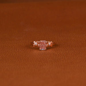 Bague de fiançailles plaquée or rose 18KT à la mode coupe rayonnante diamant cultivé en laboratoire conception personnalisée classique pour cadeau d'anniversaire IGI - Product Image 1