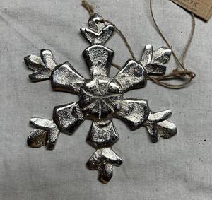 Hanging Xmas Metal Snowflake Flocons de neige de Noël de différentes tailles disponibles Ornement pour la décoration de la maison. - Product Image 4