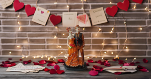 Romántico lindo amor pareja estatua Showpiece escultura moda arte decoración del hogar para el Día de San Valentín casa calentamiento regalo de cumpleaños - Product Image 3