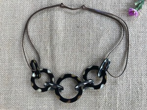 Collar Llamativo Ecológico para Mujer Hecho a Mano Cuerno de Búfalo Estilo Animal y Patrones Naturales a Bajo Precio - Product Image 3