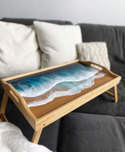 ถาดเสิร์ฟไม้ธรรมชาติทำมือ สำหรับงานแต่งงาน ดีวาลี ดีไซน์ทันสมัย น้ำหนักเบา เหมาะสำหรับการรับประทานอาหารและการต้อนรับ ใช้งานง่าย ทำจากไม้เนื้อแข็ง - Product Image 1