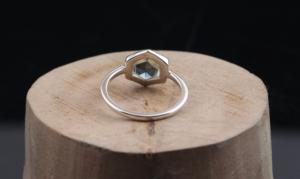 Anillo solitario de Plata de Ley 925 clásico de moda para mujer, ajuste de bisel de corte elegante de amatista verde para boda o compromiso - Product Image 4