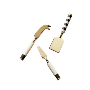 Juego de 3 cuchillos para queso chapados en oro en acero inoxidable con diseño vintage perfecto para servir queso y mantequilla - Product Image 5
