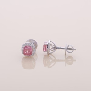 Pendientes de Oro Amarillo, Blanco y Rosa de 18K con Diamante Rosa Cultivado en Laboratorio de Corte Cojín de 1.68ct y Halo, con Cierre de Rosca - Product Image 3