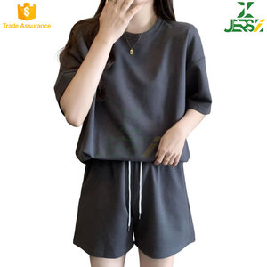 ชุดวอร์มผ้าฟลีซปักลายระบายอากาศสำหรับผู้หญิง เสื้อยืดคอกลมแขนสั้น กางเกงเอวยางยืดผูกเชือก ทรงหลวม ยาวถึงเข่า - Product Image 5