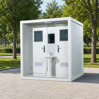 Cabine de toilettes portable double poste pour parc municipal avec lavabo, fenêtres et grilles de ventilation