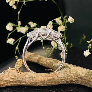 Anillo de compromiso solitario de diamante moissanita de tres piedras con corte de cojín de oro macizo de 14 quilates. - Product Image 2