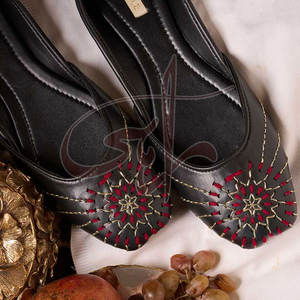 Khussa para Mujer en Tonos Tierra, Cuero Marrón Cálido Antideslizante, Estilo Rústico pero Elegante, Diseño Exquisito con Corte Láser, para Todas las Temporadas - Product Image 6