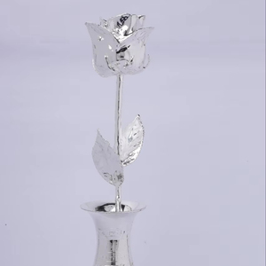 Jarrón de lujo con arreglo de rosas plateadas, diseño ornamental de alta calidad - Product Image 1